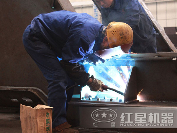 多宝手机网页版登录入口反击式破碎机生产车间工人