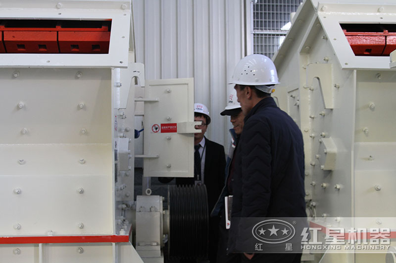 客户来厂考察反击破设备 客户来厂考察反击破设备