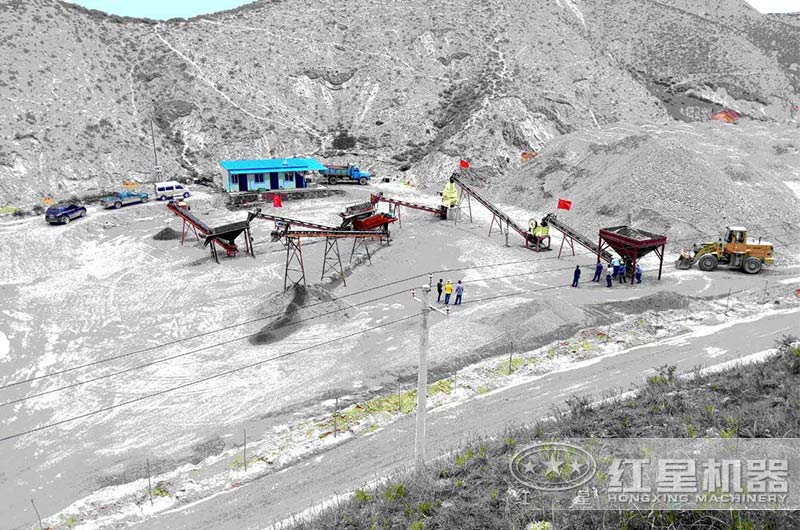 水泥块破碎加工现场实拍 水泥块破碎加工现场实拍