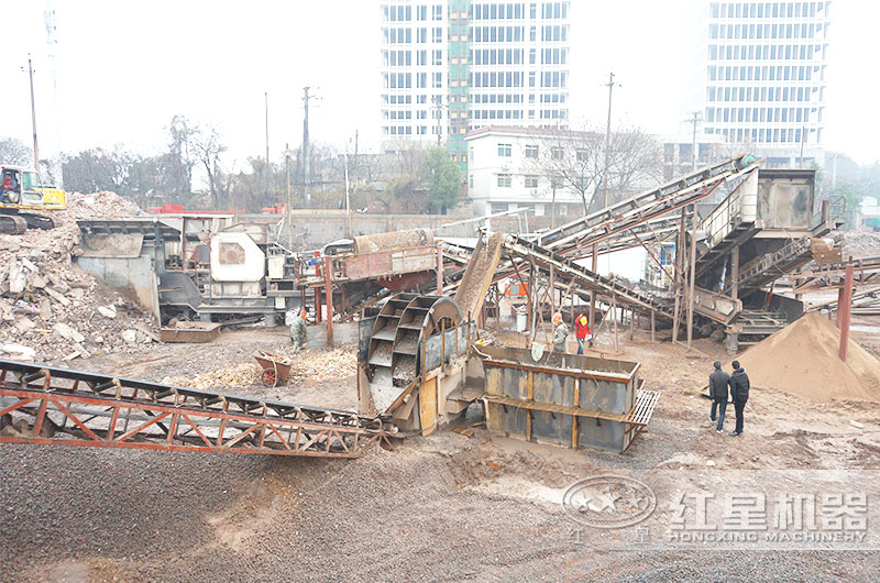 建筑废料加工厂作业现场