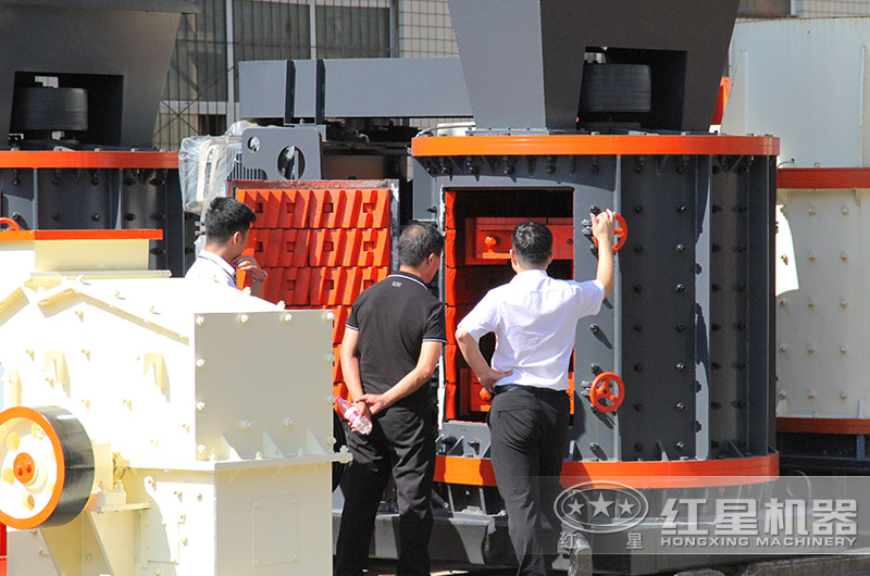 复合式破碎机客户参观选购