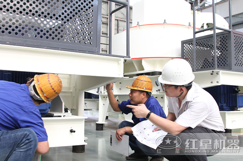 多宝手机网页版登录入口机器人员带客户参观厂区，细心讲解生产设备