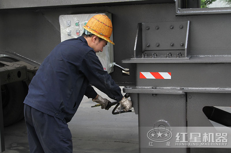 多宝手机网页版登录入口技术工人认真对待设备的每一个部件