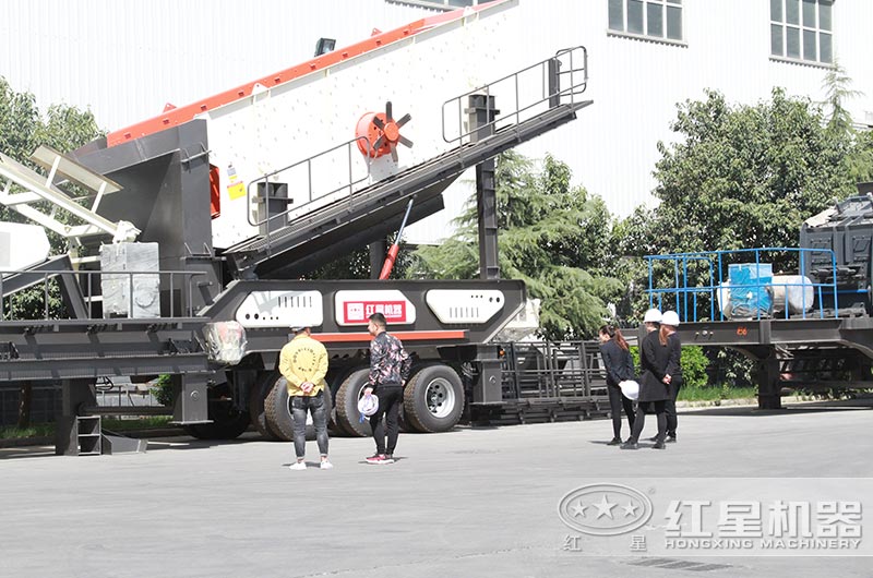 多宝手机网页版登录入口客户到厂参观考察车载式移动破碎机