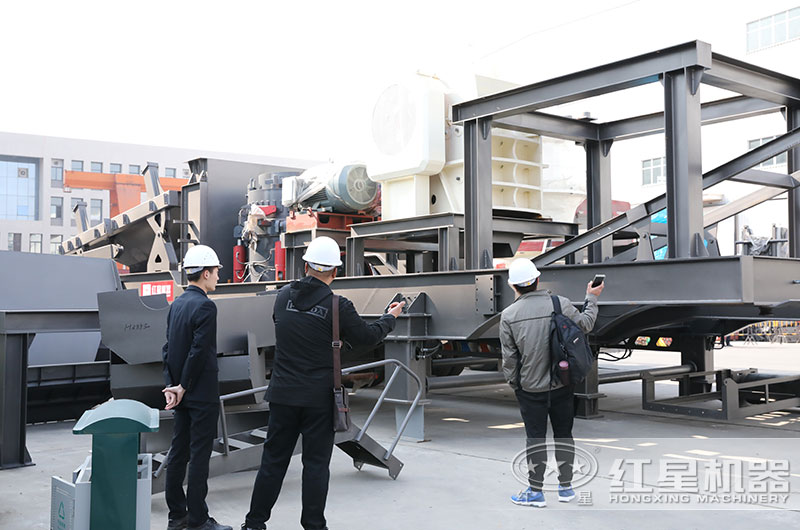 多宝手机网页版登录入口客户到厂近距离考察移动碎石机