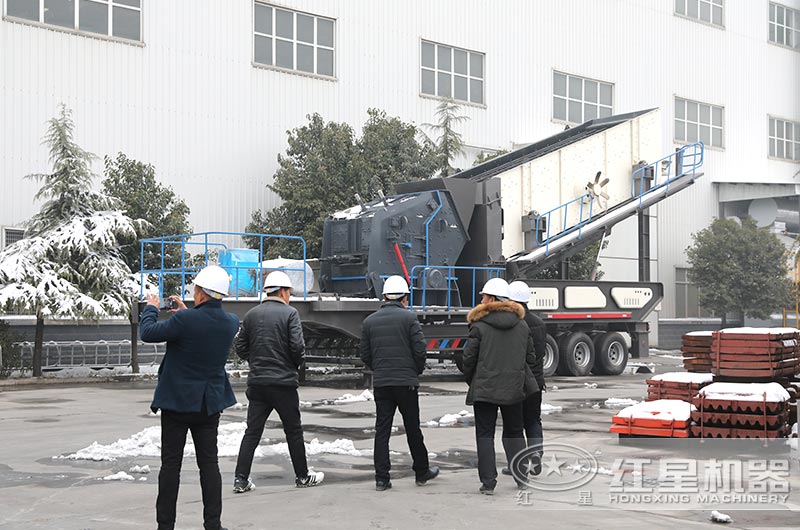 多宝手机网页版登录入口客户到厂近距离参观考察轮胎式粉碎机